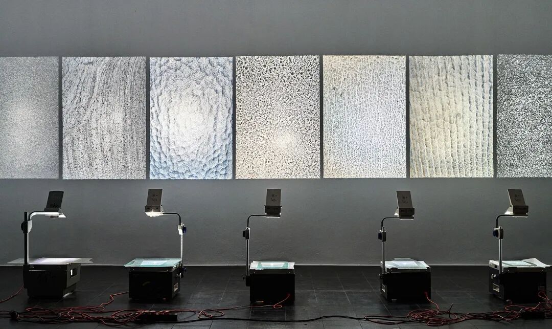 《投影VII(北京)》 朱迪斯·罗德 幻灯机、玻璃片 900×200×120cm 2021-2026