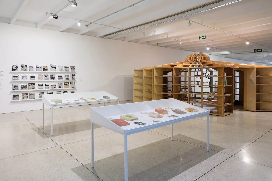 库里蒂巴双年展 李青作品《阴翳志》与奥斯卡·尼迈耶博物馆馆藏的古巴艺术家Marco Castillo和Dagoberto Rodríguez作品“星光阅读室”和德国艺术家Barbara Steppe的作品构成一个关于书籍和阅读的单元