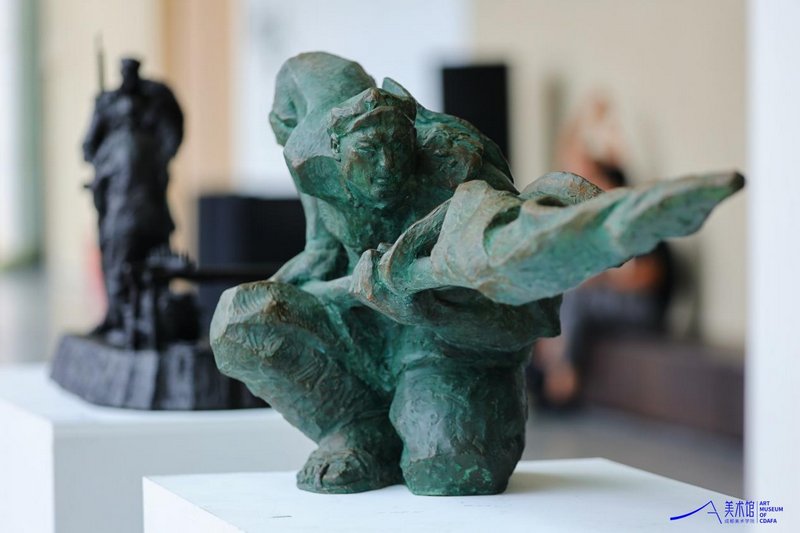 “热血染巴蜀 雕塑铸长征——纪念红军长征胜利90周年雕塑展”展出现场