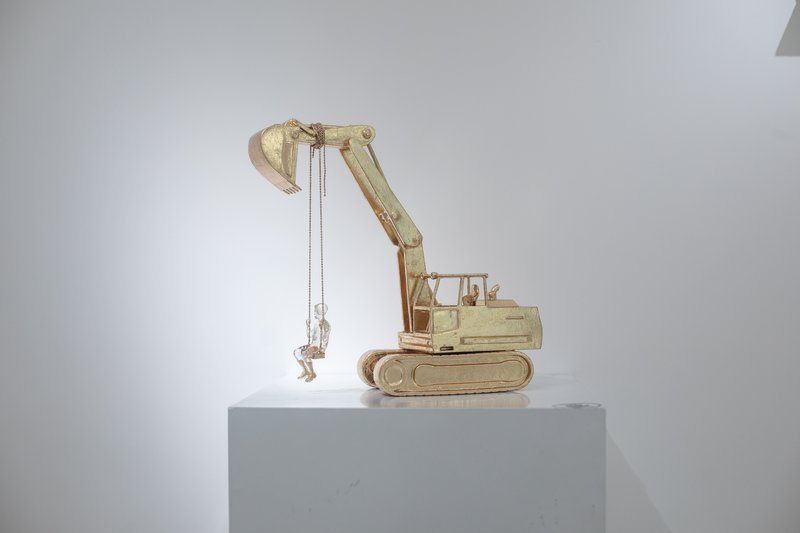 吴建楠,《六便士上的秋千》,铜和透明树脂,30 x 33 x 12cm,2026 —— 本次香港驻地创作