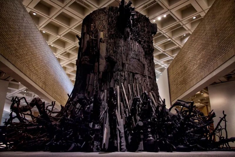 莱昂纳多·德鲁(Leonardo Drew),《第235号》(Number 235),2019,4.69 × 6.71 × 2.49 米 © 莱昂纳多·德鲁,图片:北卡罗来纳艺术博物馆