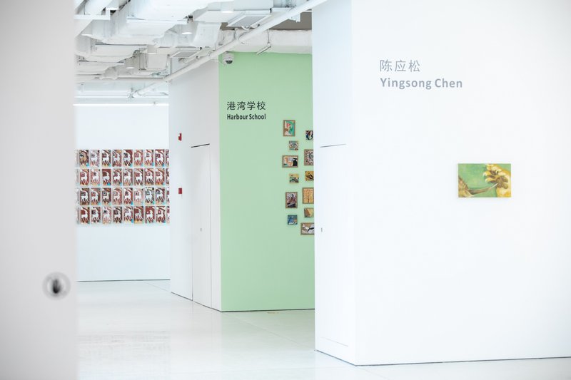 右:陈应松,《对峙》,木板油画,40 x 20 cm,2024