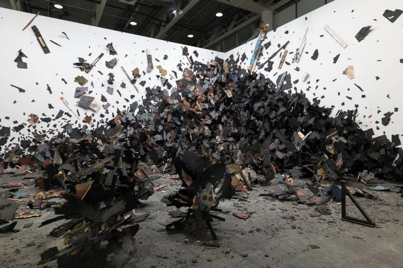 莱昂纳多·德鲁(Leonardo Drew),《第341号》(Number 341),2022,瑞士巴塞尔艺术展「意象无限」(unlimited)单元展览现场 © 莱昂纳多·德鲁,图片:古德曼画廊、Galerie Lelong & Co.