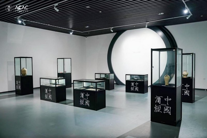 泸州老窖博物馆珍藏的12件酒文化文物展陈现场