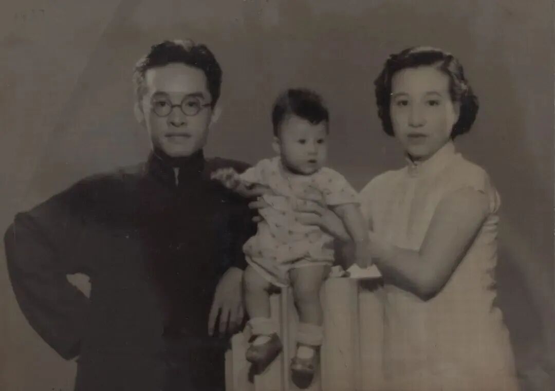 1938年,秦宣夫(左)随校西迁前,全家在北平的合影