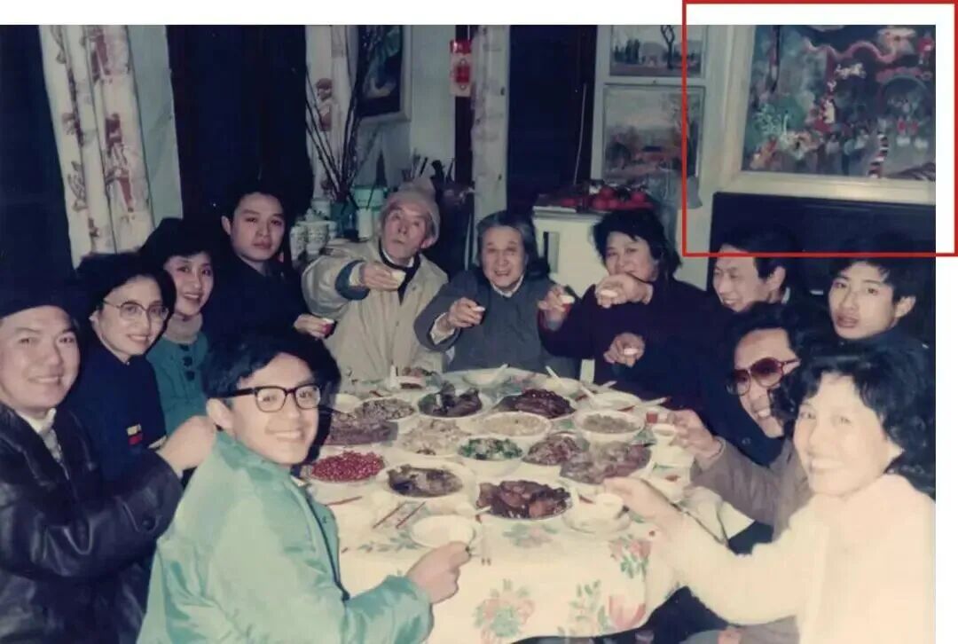 全家人齐聚匡庐路故居,置于客厅的《夫子庙灯会》是秦老晚年的得意之作