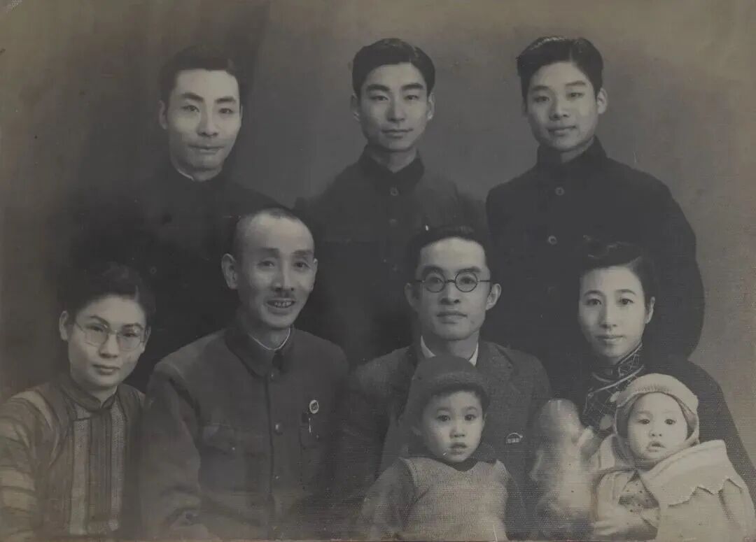抗战爆发后,秦宣夫夫人李家珍(右一)携秦志燕(右二)离开北平前,与父亲李国熊(李鸿章幼孙)等亲人合影