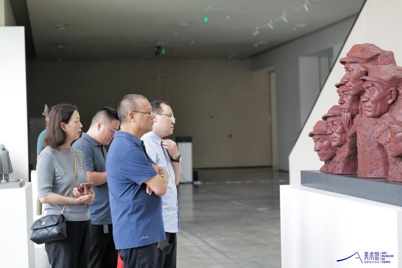 “热血染巴蜀 雕塑铸长征——纪念红军长征胜利90周年雕塑展”展出现场