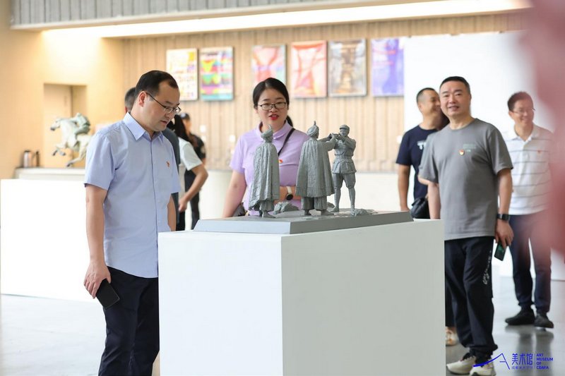 “热血染巴蜀 雕塑铸长征——纪念红军长征胜利90周年雕塑展”展出现场
