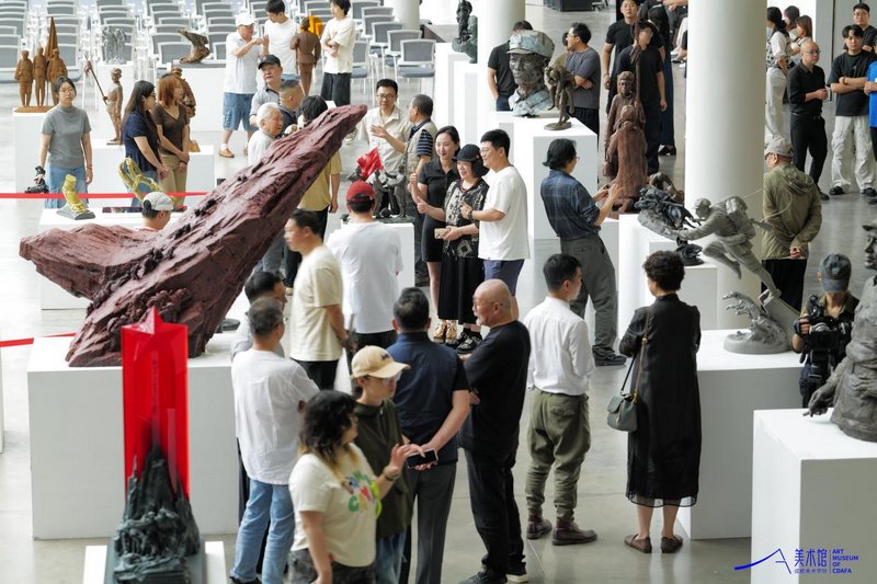 “热血染巴蜀 雕塑铸长征——纪念红军长征胜利90周年雕塑展”展出现场