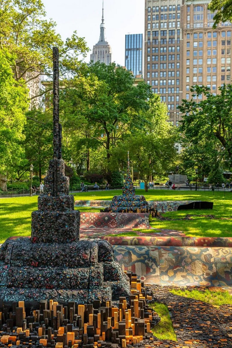 莱昂纳多·德鲁(Leonardo Drew),《草地中的城市》(City in the Grass),2019,铝 沙子 木头 棉花 粘合剂,31.09 x 9.75 米,纽约麦迪逊公园展览现场 © 莱昂纳多·德鲁
