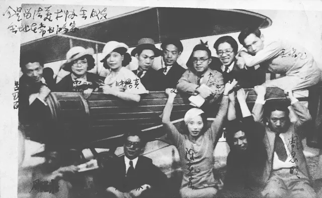 秦宣夫(后排右三)等留法美术协会成员留学期间合影