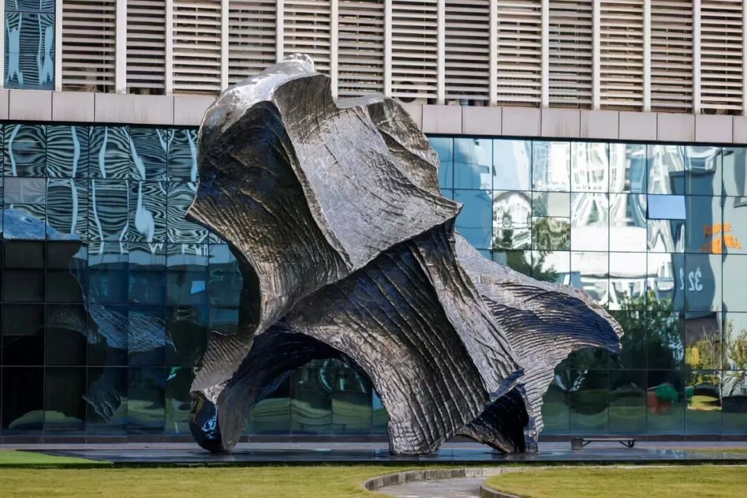 隋建国“虚空现行——每个人都是在场者” 材质:不锈钢铸造 尺寸:700x950x550cm 2023
