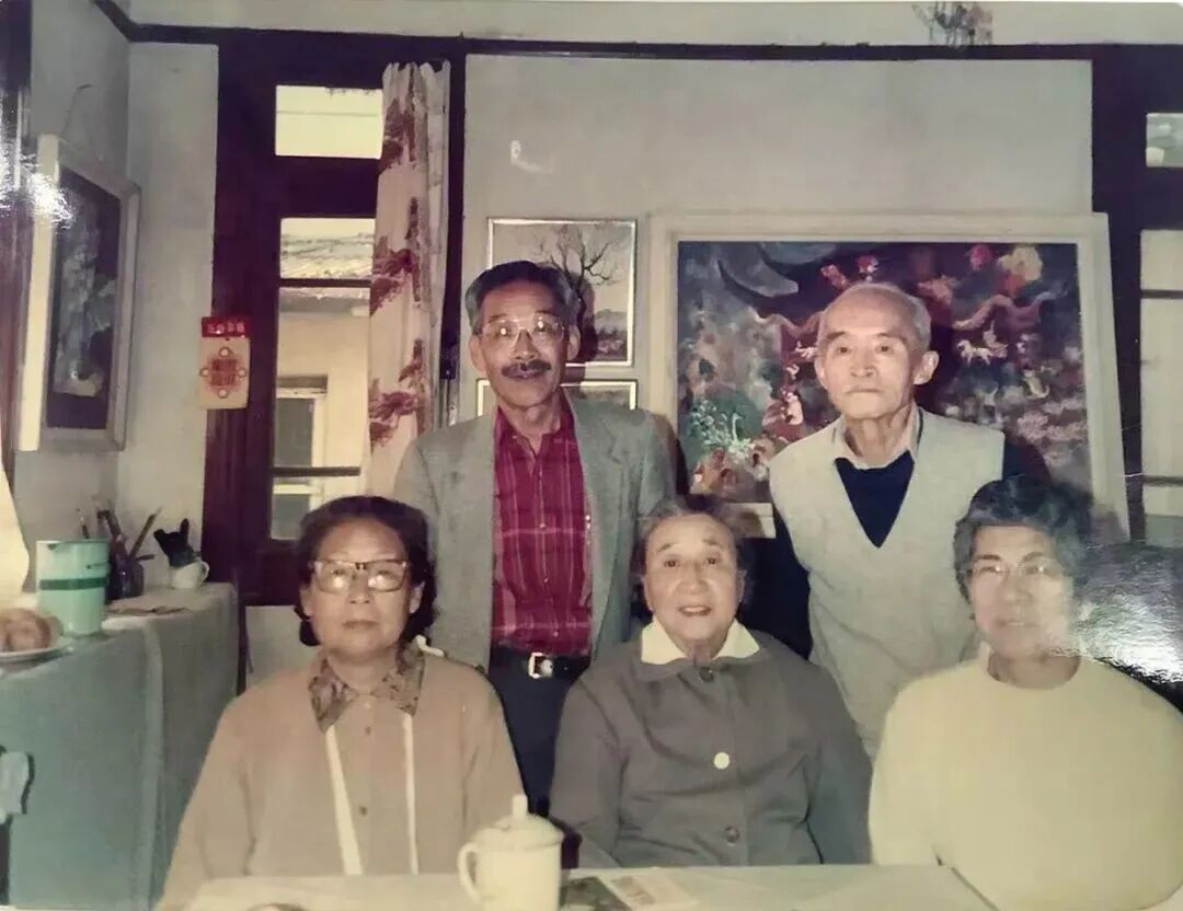 此件大尺寸油画《夫子庙灯会》一直置于秦宣夫匡庐路家客厅中