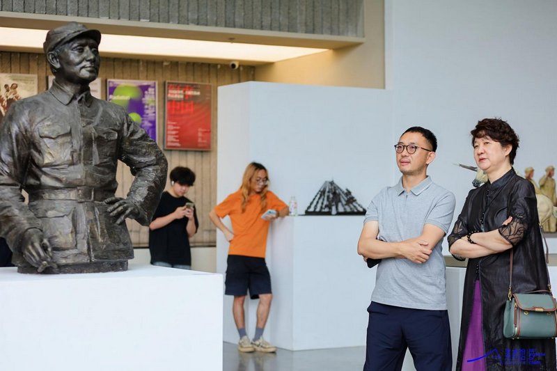 “热血染巴蜀 雕塑铸长征——纪念红军长征胜利90周年雕塑展”展出现场