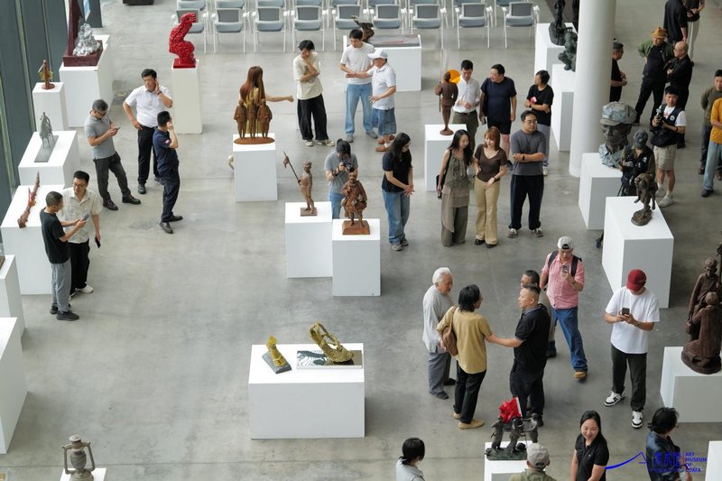 “热血染巴蜀 雕塑铸长征——纪念红军长征胜利90周年雕塑展”展出现场