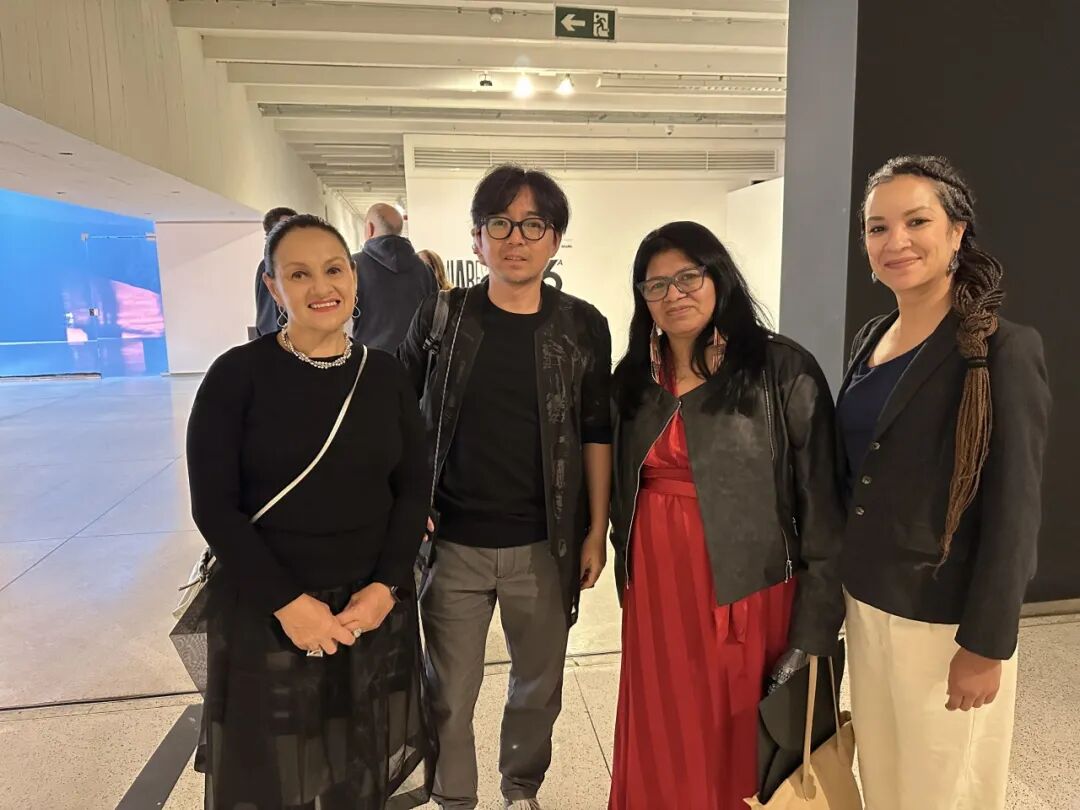 李青与库里蒂巴双年展总策展人Tereza de Arruda(左一)、巴西国家艺术基金会视觉艺术总监Sandra Benites(右二)及友人