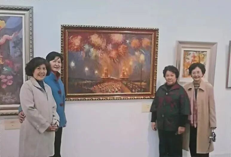 2006年,秦家四姐妹在父亲的纪念画展上 从左至右分别为:志钰、志宁、志燕、志云