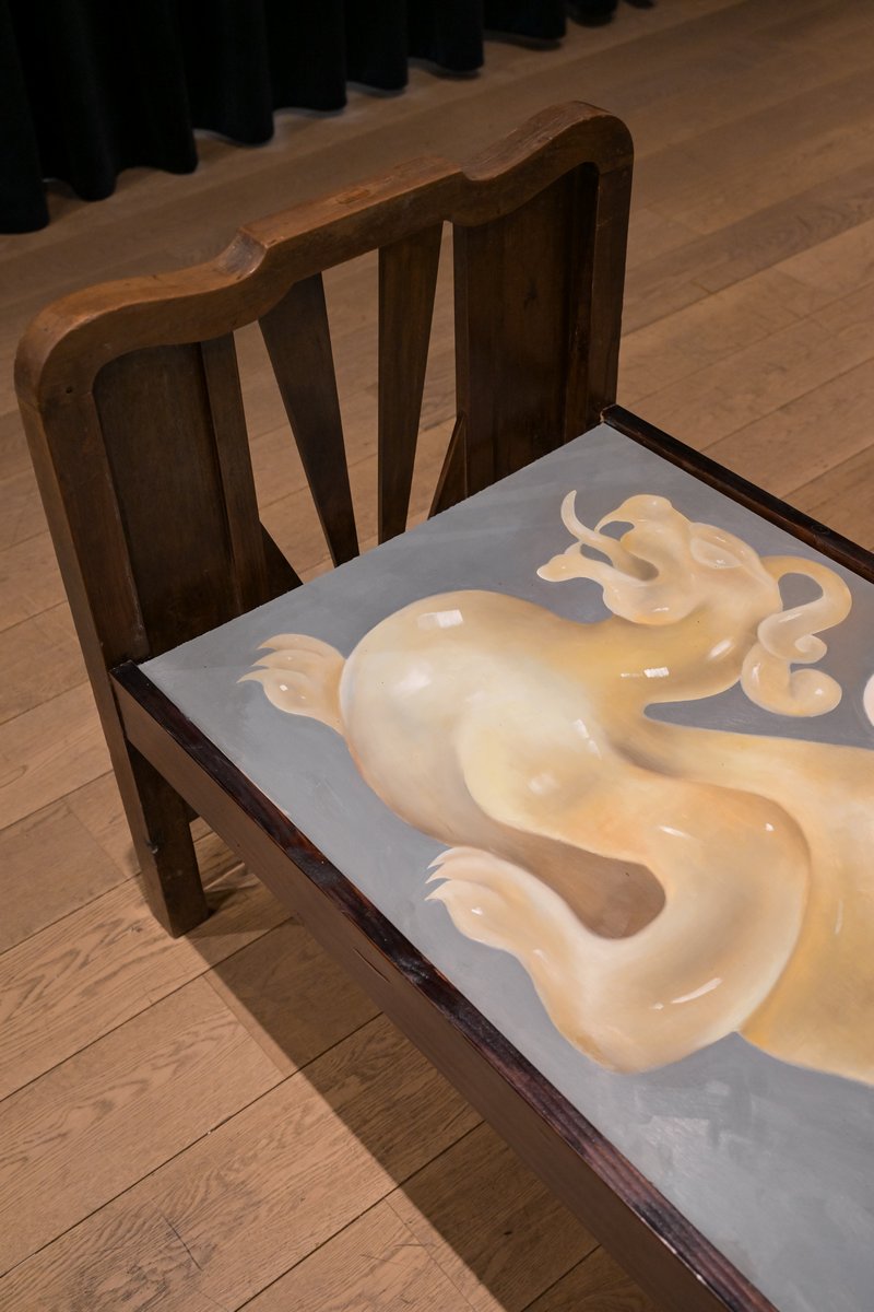 郝铄,《坐下麒麟龙与虎》,木质床、油画,2026年,局部 “郝铄:做我的镜子,长剑与盾牌”展览现场图,2026年,VILLA tbh
