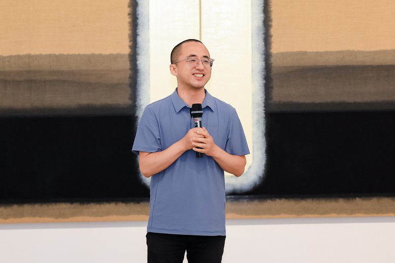 策展人：杜曦云先生