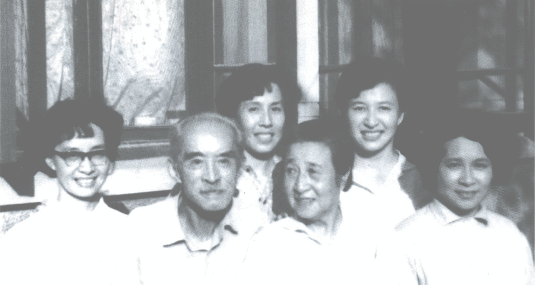 1981年,创作《大桥礼花》同年的全家福