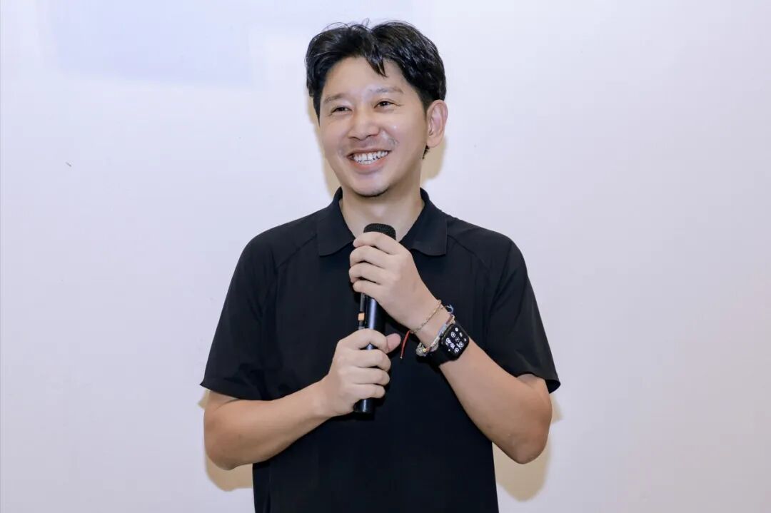 参展艺术家、中央美术学院设计学院副教授李文龙致辞