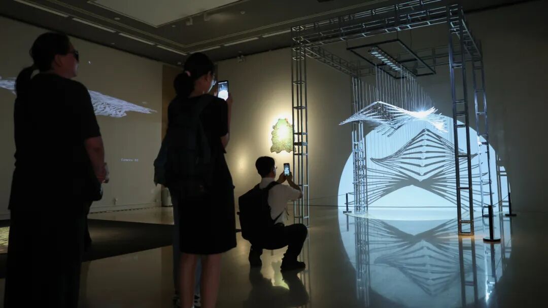 “全国中青年创新艺术展”现场图