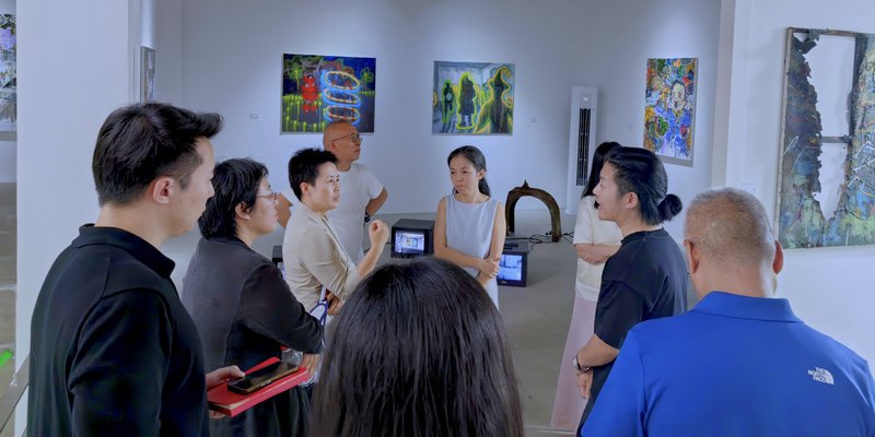 侯健美、肖丹等在环岛艺术中心调研，与工作人员交流展览运营情况