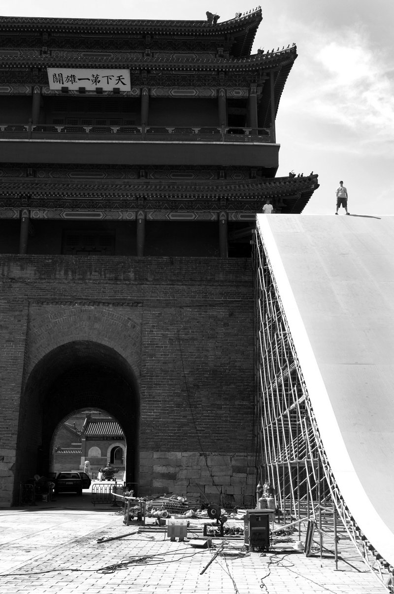 《落地坡道,中国》,2005 © 迈克·布拉巴克 (美)