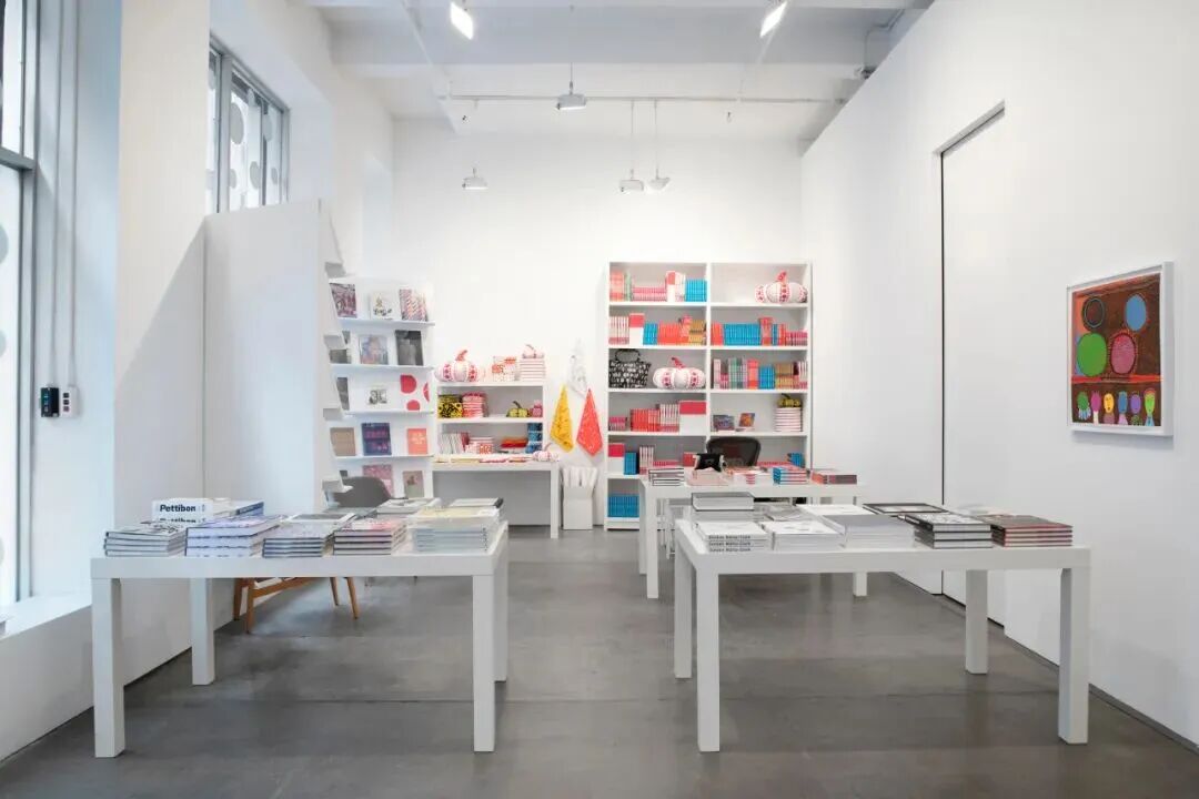 卓纳图书在2019年草间弥生个展期间的快闪书店。卓纳图书（David Zwirner Books）于2014年创立，相对独立于卓纳画廊，致力于为出版艺术家画册、专著、作品全集、艺术批评与艺术家书籍等。