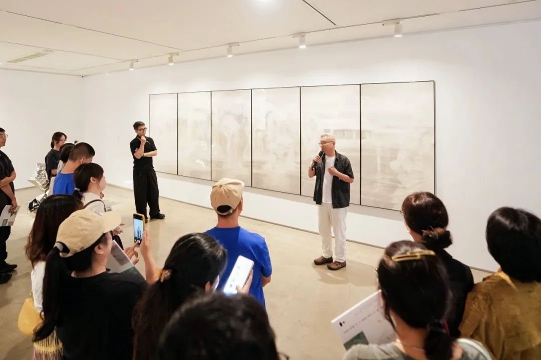 参展艺术家屠鸿辉讲解