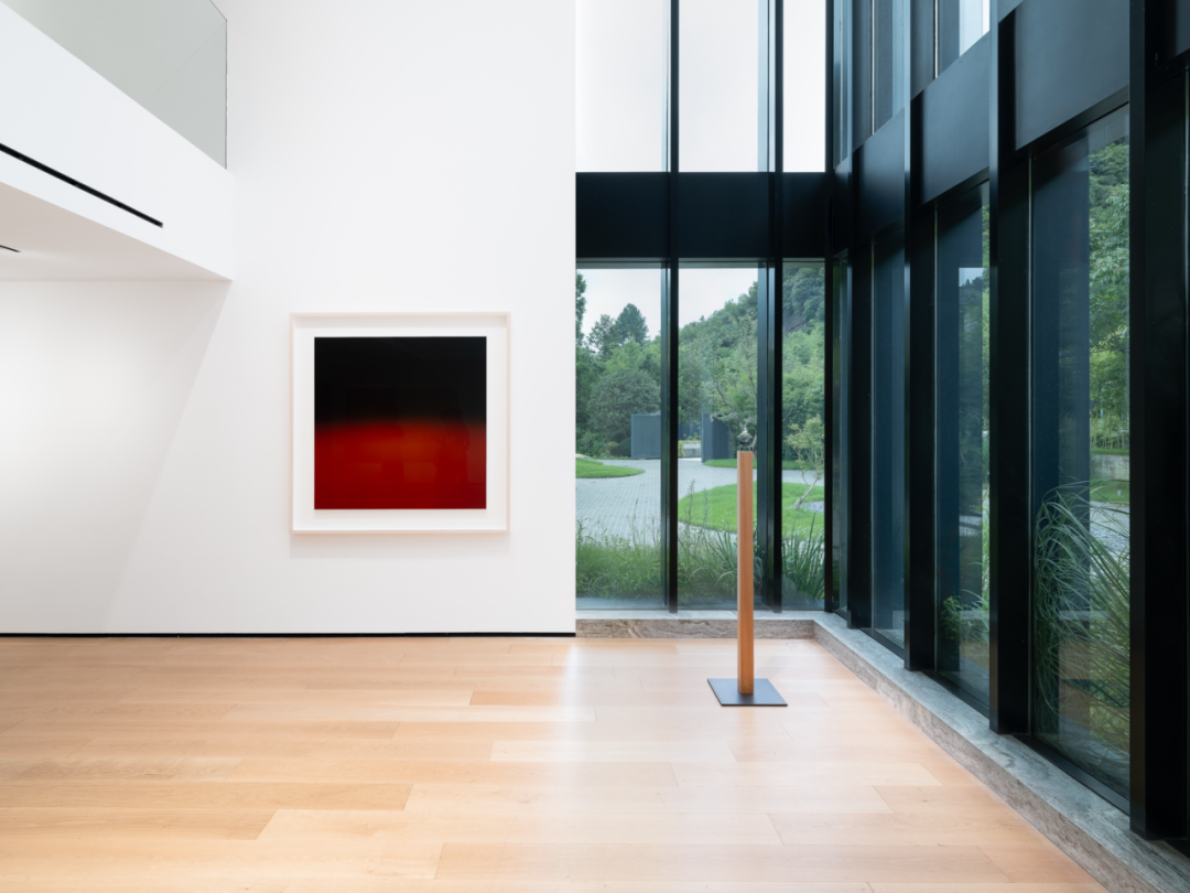 (从左至右)杉本博司《Opticks 034》,2018年;《Five Elements 415, Celtic Sea, St. Agnes》,1994–2012年;