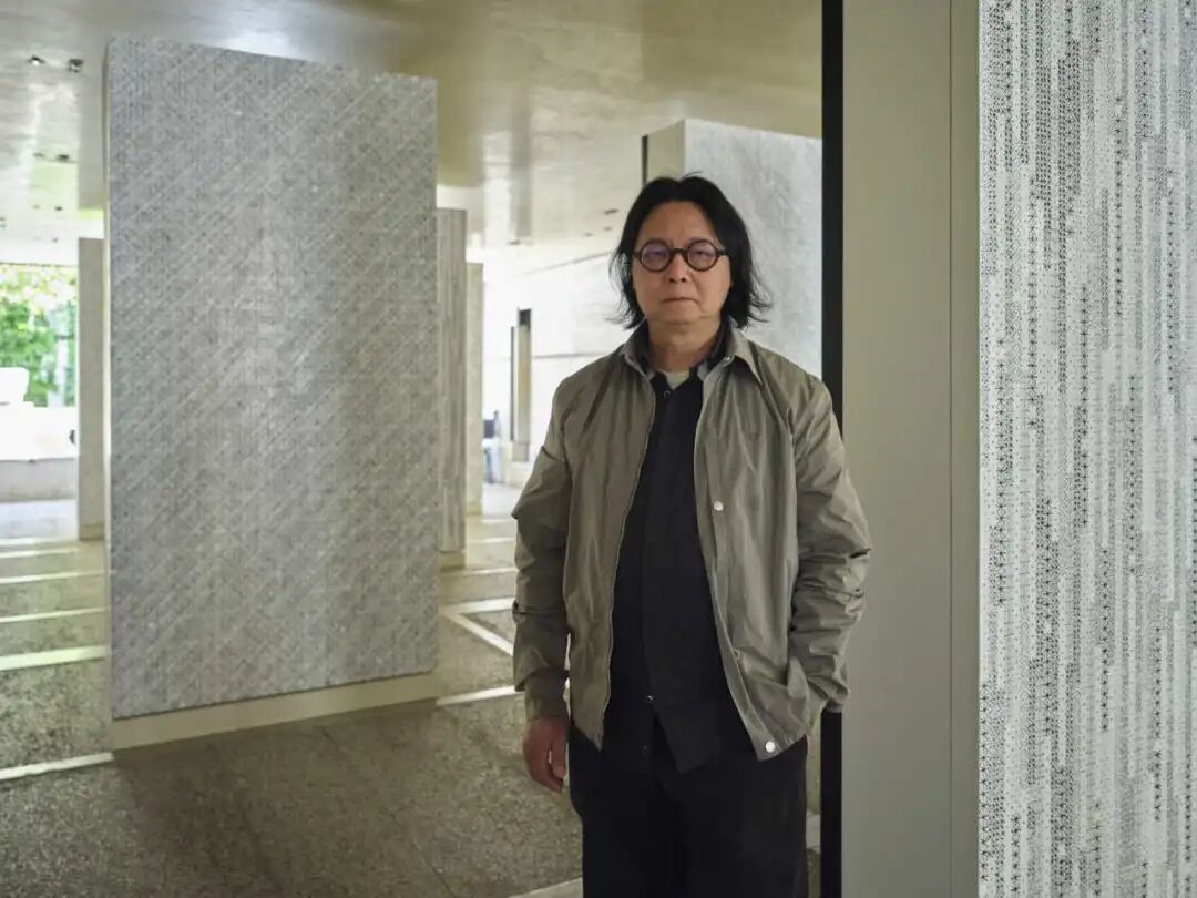 丁乙，于&ldquo;宇宙技艺：丁乙的行星代码&rdquo;现场，威尼斯 &copy; 丁乙。图片由里森画廊及香格纳画廊提供，由George Darrell拍摄