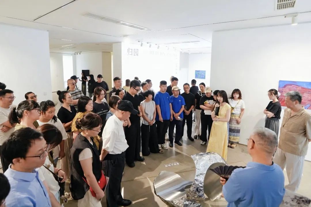 参展艺术家展望作品,诚品画廊光明珠讲解
