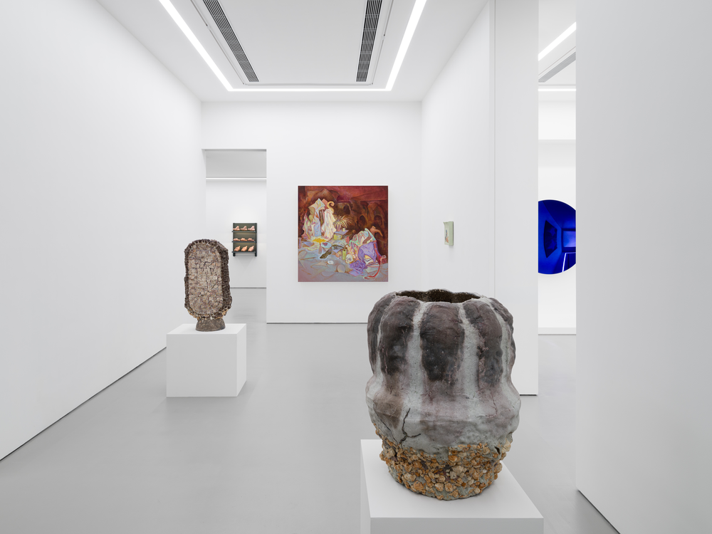 (从左至右)安永正臣,《Mosaic Vessel》,2023年;乔许·克莱恩,《艺术家的供养》,2024年;李然,《那空坟墓》,2024年;山中正,《熔化器皿》,2023年;喻红,《筋疲力尽》,2023年;安尼施·卡普尔,《紫罗兰》,2022年