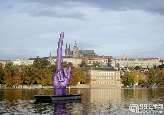 当地时间10月21日,捷克布拉格,捷克艺术家david cerny设计的中指雕塑.